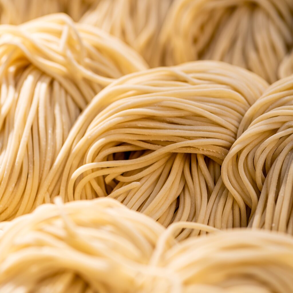 Handgemaakte verse spaghetti klosjes